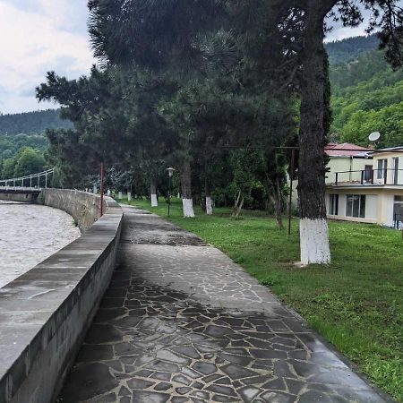 Riverside Borjomi Luaran gambar
