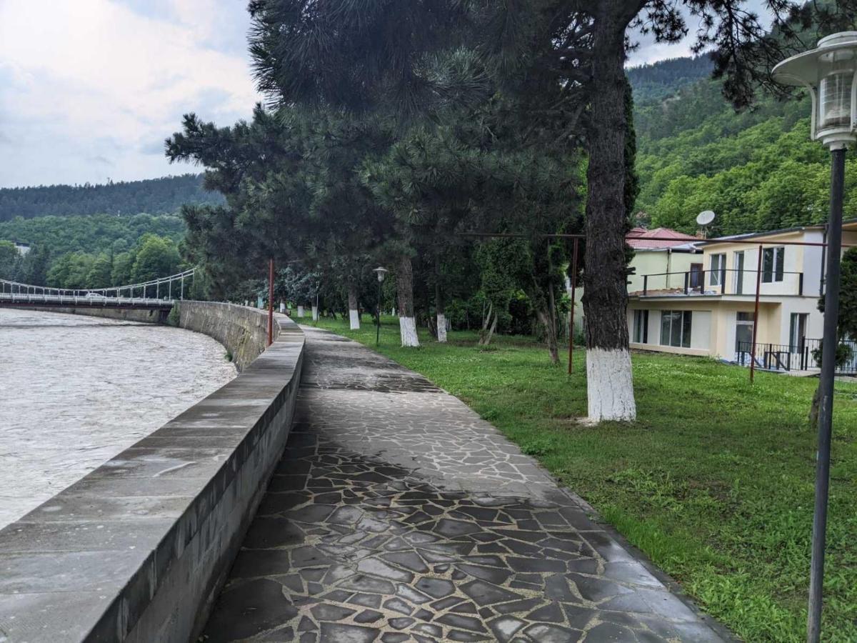 Riverside Borjomi Luaran gambar
